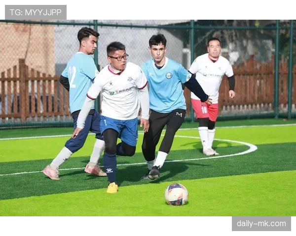 足球联赛榜首争夺激烈，领先优势持续收窄