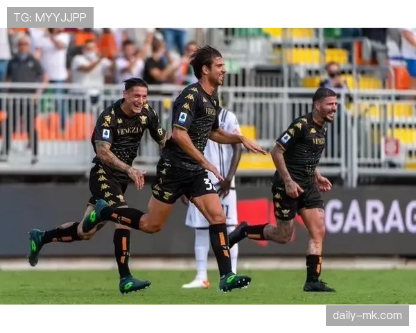 阿什拉夫庆祝动作起源揭秘：致敬家乡与成长经历