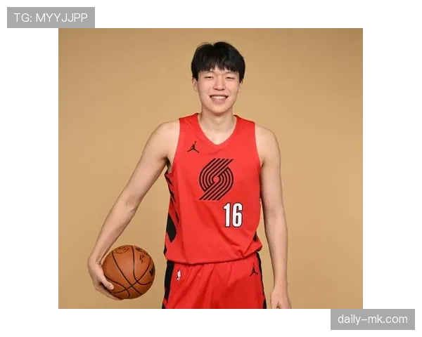 杨瀚森今天机场照也太日常了，手上的咖啡看着比我一个月工资还贵